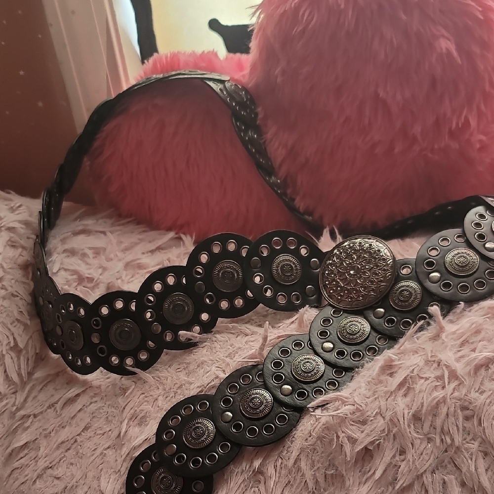 Vintage-Inspired Black Circle Metal Belt - Unbranded